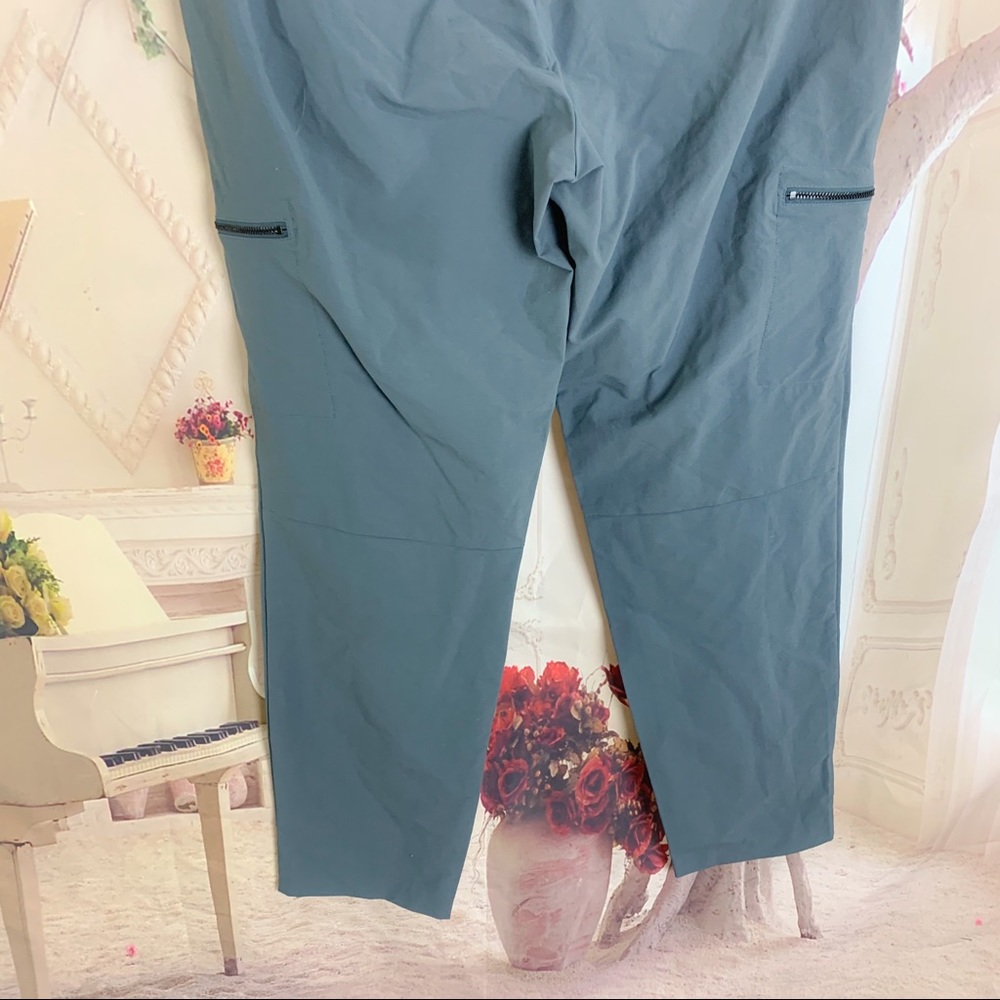 NEW GapFit Dark Pearl Cargo Active Pants - Picture 6 of 11
